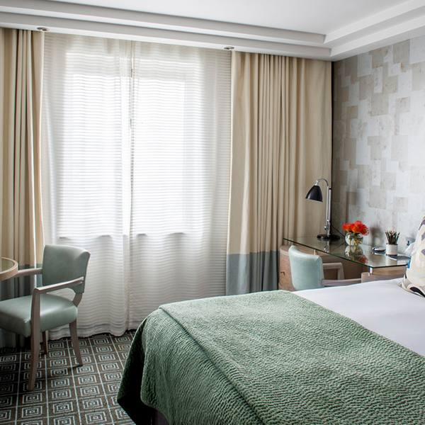 Deluxe Room - 1 Queen Bed