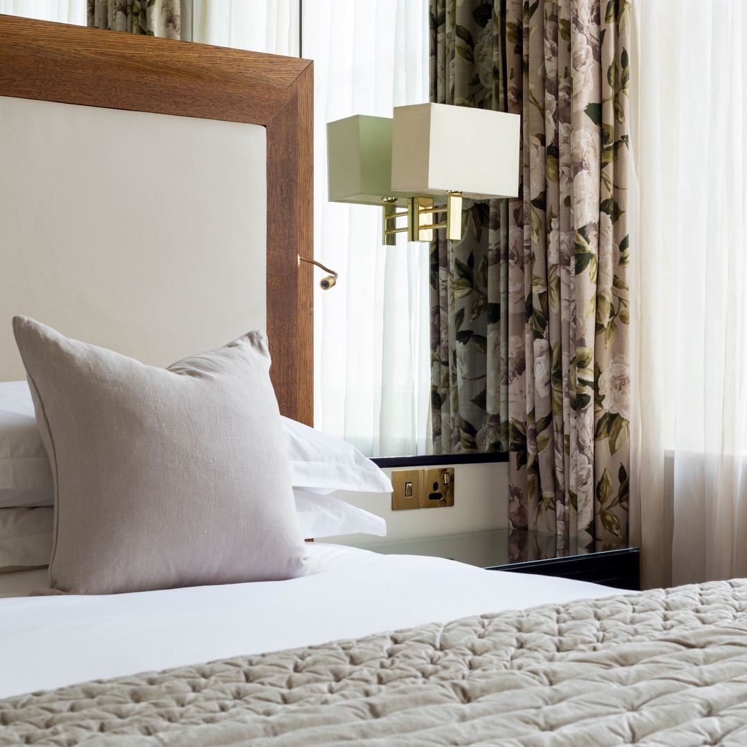 Classic Room - 1 Queen Bed 