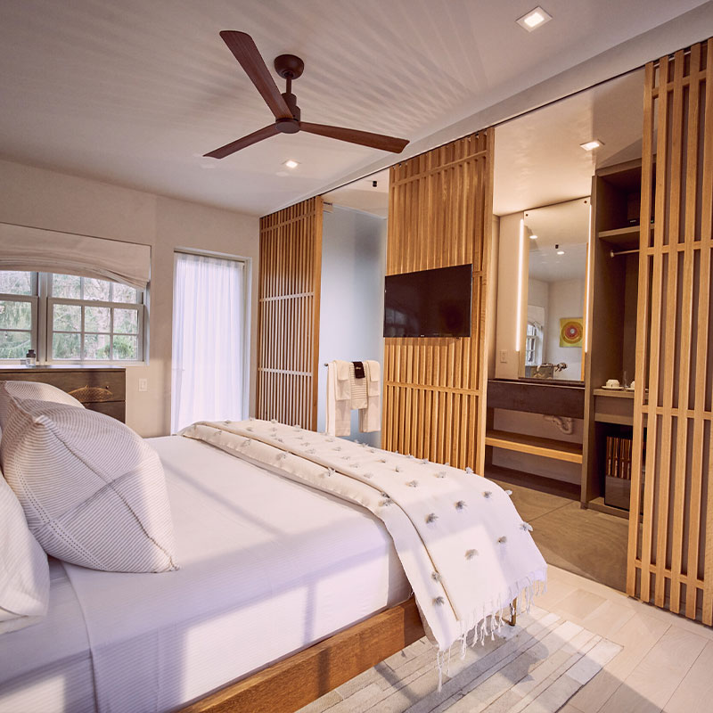 Bay King Room