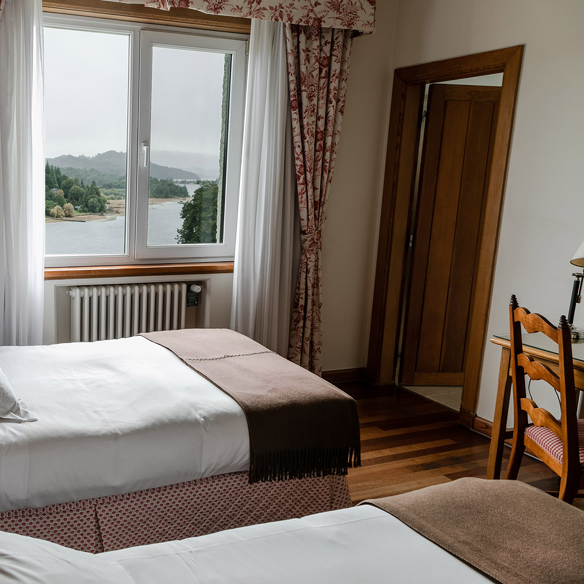 Lake Twin Room in Bustillo Building