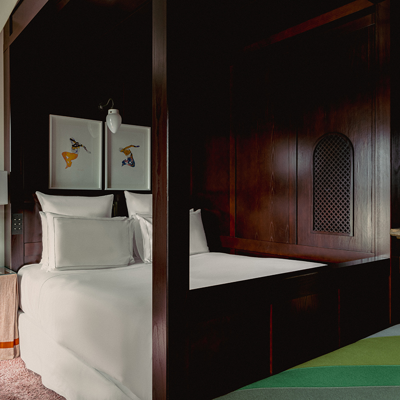 Classic Baldaquin Room