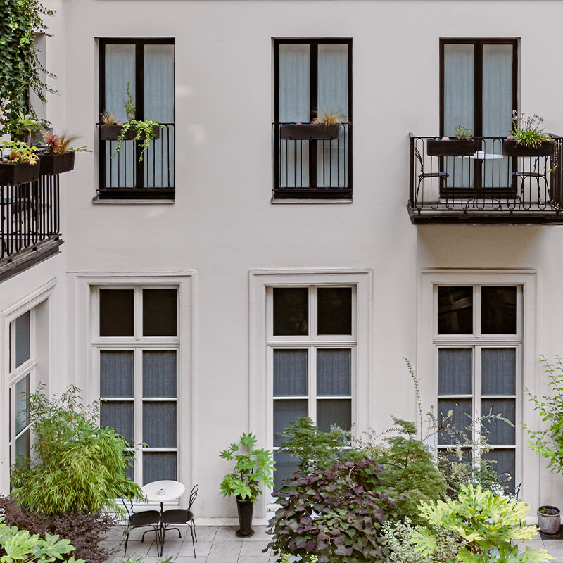 Petit Boulevard with Balcony