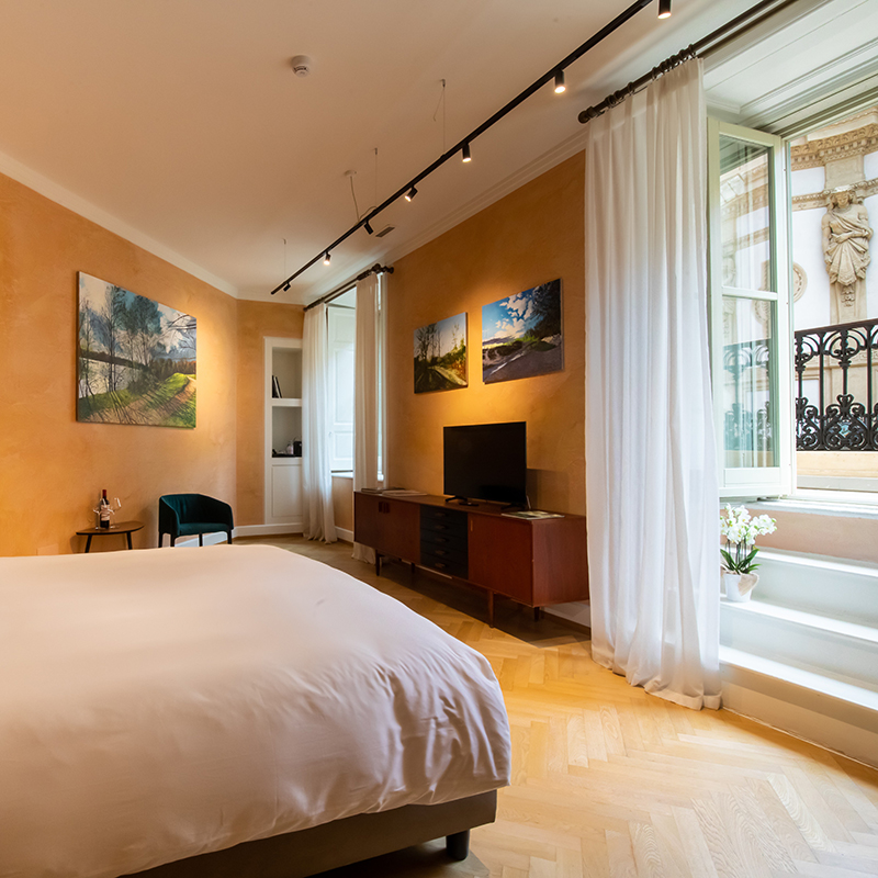 Deluxe Gallery with Balcony