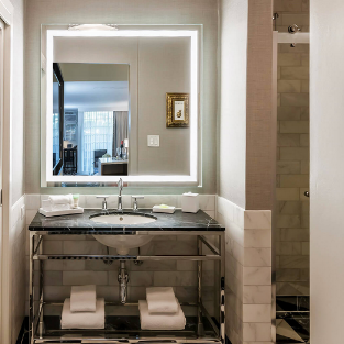Premier 2 Queens Suite with Balcony