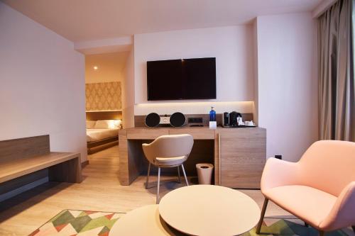Deluxe Room (2 Adults + 1 Child)