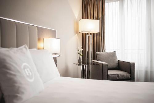 Chic Double or Twin Room with Lake View