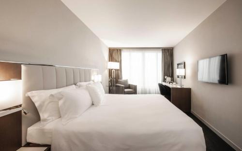 Chic Double or Twin Room with Lake View