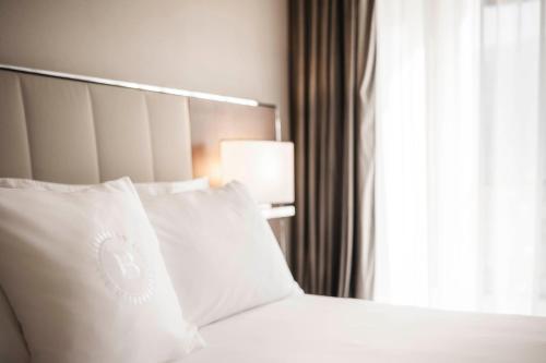 Superior Chic Double or Twin Room with Balcony and Lake View