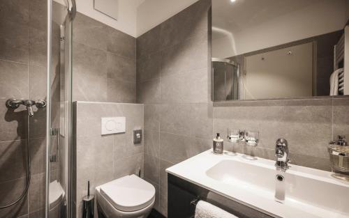 Superior Chic Double or Twin Room with Balcony and Lake View