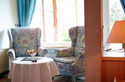 Terrassenzimmer im Souterrain mit Duschbadewanne