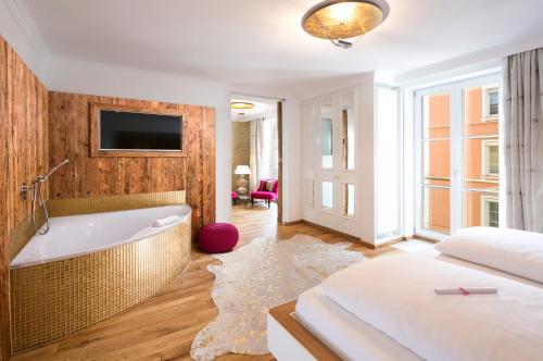 Golden Lobster Junior Suite 