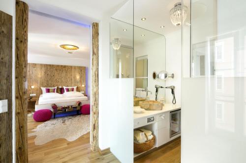 Golden Lobster Junior Suite 