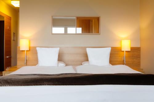 Deluxe Double Room with Side Sea View