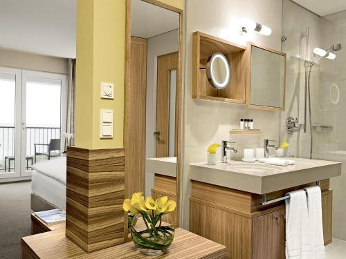 Deluxe Double Room with Side Sea View