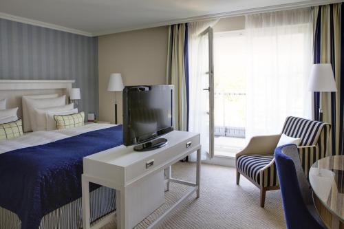 Family Studio (2 Adults + 2 Children)