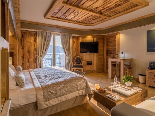 Junior Suite with Lake View