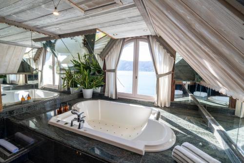 Junior Suite with Lake View