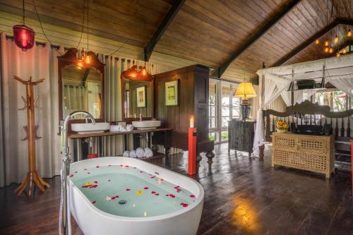 Luxury Suite with Mountain View