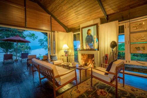Luxury Suite with Mountain View