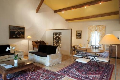 Outdoor suite