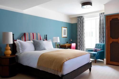 Classic Queen Room with Park View