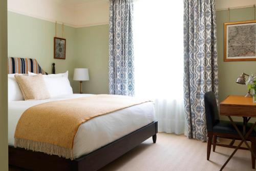 Classic Queen Room with Park View