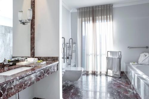Deluxe King Room - Disability Access