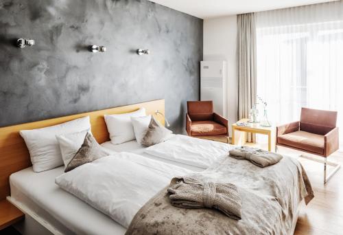 Superior Double Room with Partial Lake View and Balcony
