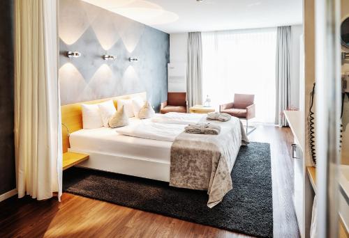 Superior Double Room with Partial Lake View and Balcony