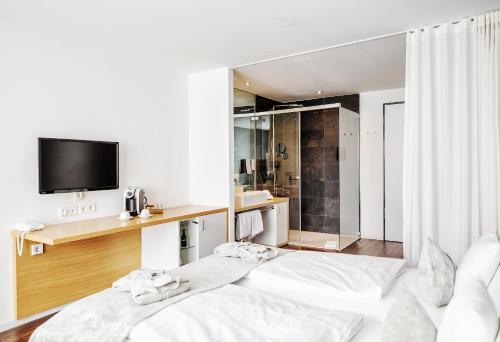 Superior Double Room with Partial Lake View and Balcony