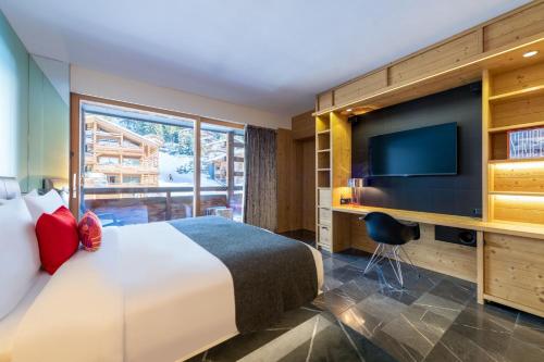 Superior King Room with Balcony and Mountain View