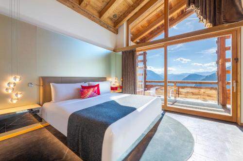 Spectacular King Room with Balcony and Valley View