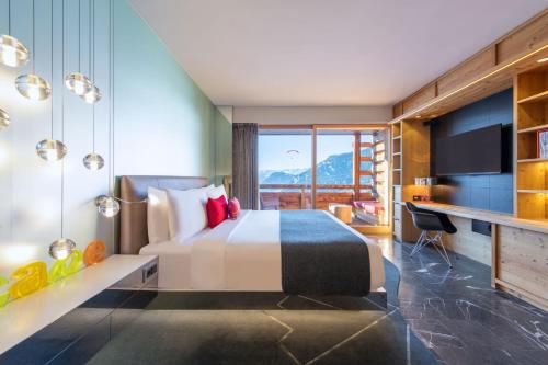 Spectacular King Room with Balcony and Valley View