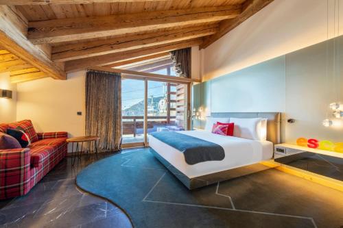 Junior King Suite with Sofa Bed and Mountain View