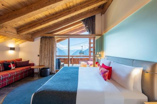 Junior King Suite with Sofa Bed and Mountain View
