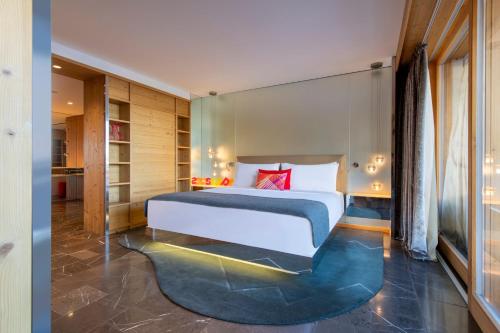 Escape Large King Suite with Balcony and Fireplace