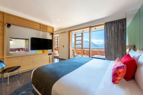 Escape Large King Suite with Balcony and Fireplace