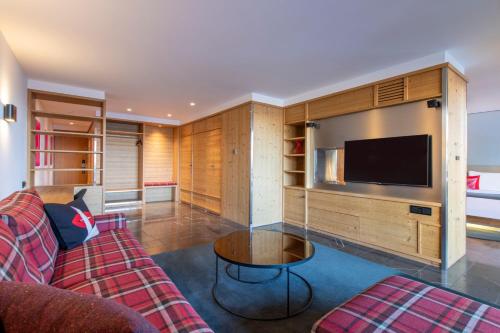 Escape Large King Suite with Balcony and Fireplace