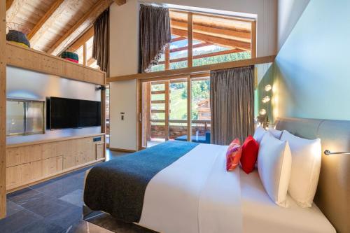 Supreme Bi-Level King Suite with Sofa Bed and Mountain View