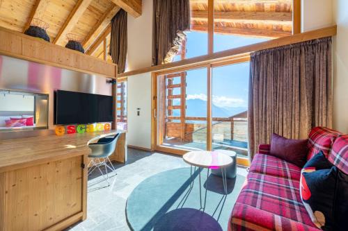Supreme Bi-Level King Suite with Sofa Bed and Mountain View
