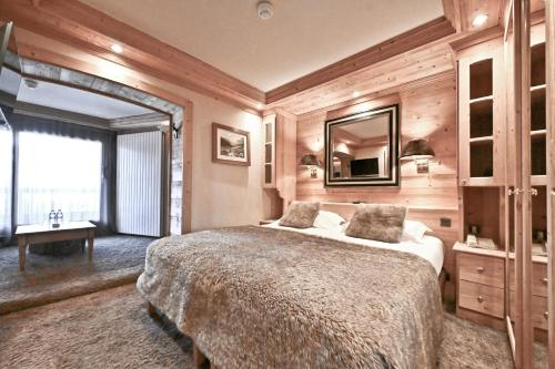 Classic Double Room - Living room & Mountain View