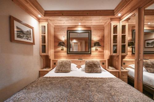 Classic Double Room - Living room & Mountain View