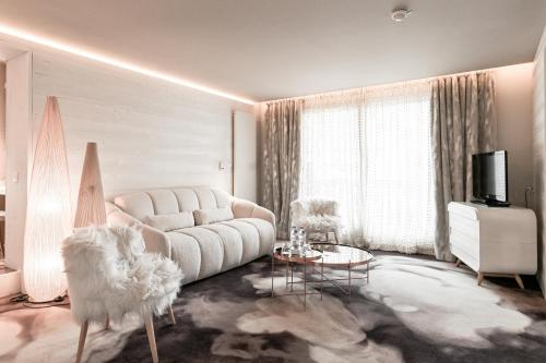 Family Two-Bedroom Suite with Mountain View