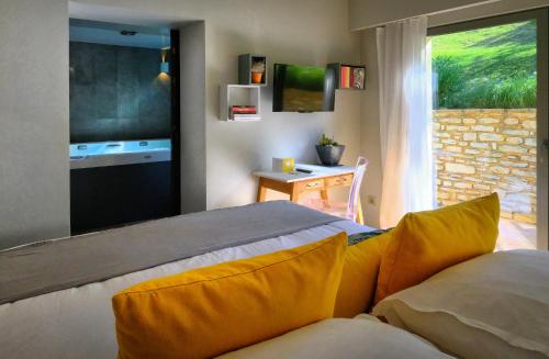 Deluxe Suite with Spa Bath