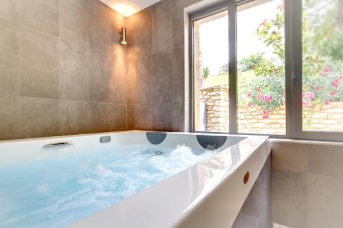 Deluxe Suite with Spa Bath