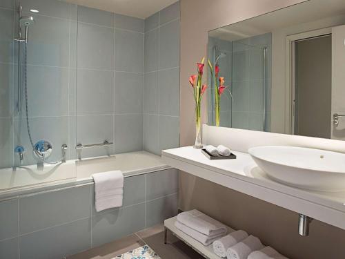 Deluxe King Room with Sea or Port View