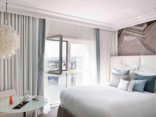 Superior Queen Room with Sea or Port View - Bathtub or Shower