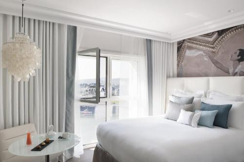 Superior Queen Room with Sea or Port View - Bathtub or Shower