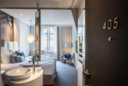 Superior King Room with Inner Courtyard View - Bathtub or Shower