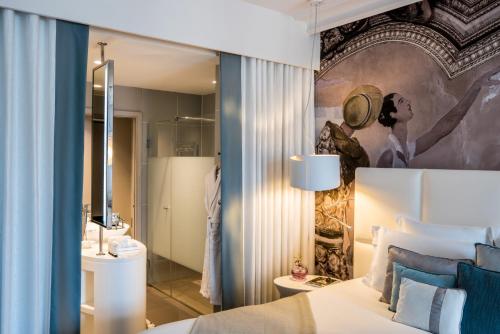 Superior King Room with Inner Courtyard View - Bathtub or Shower